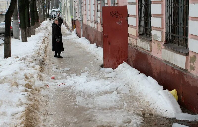 Снег с крыши на дорогу. Падение сосулек. Падение сосулек с крыши дома. Сход снега с крыши. Сход льда с крыши.