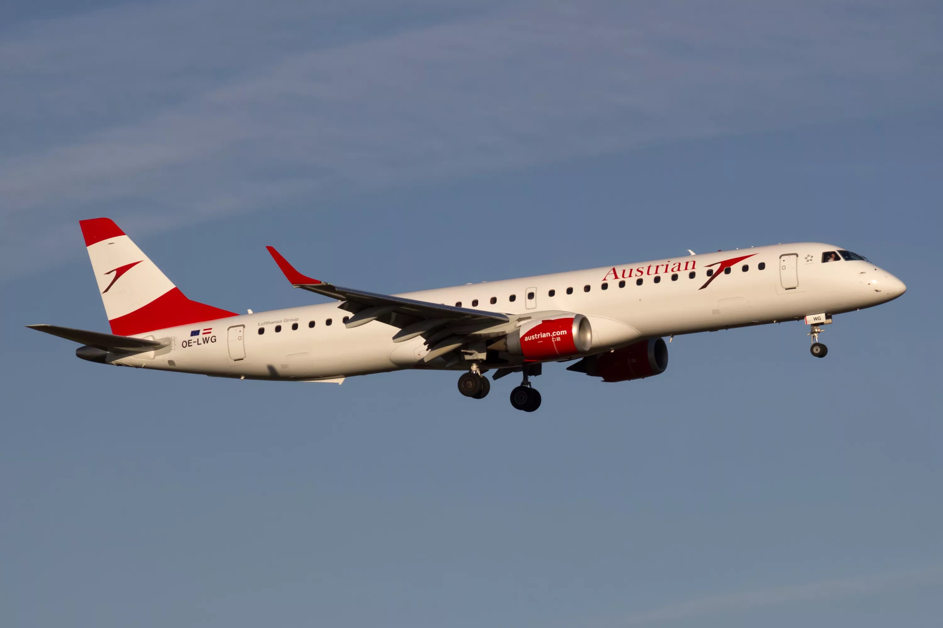 Embraer emb 195. Embraer e195. эмбраер 195. embraer 195 белавиа. emb 195.