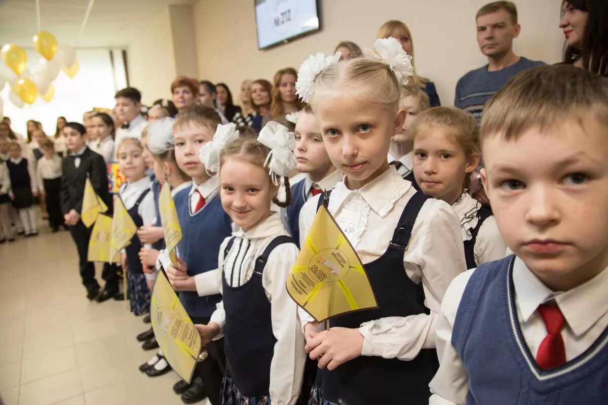 школа 1 сентября. первые школы новосибирска. линейка 1 сентября. школа котельники первый класс. первые школы новосибирска.