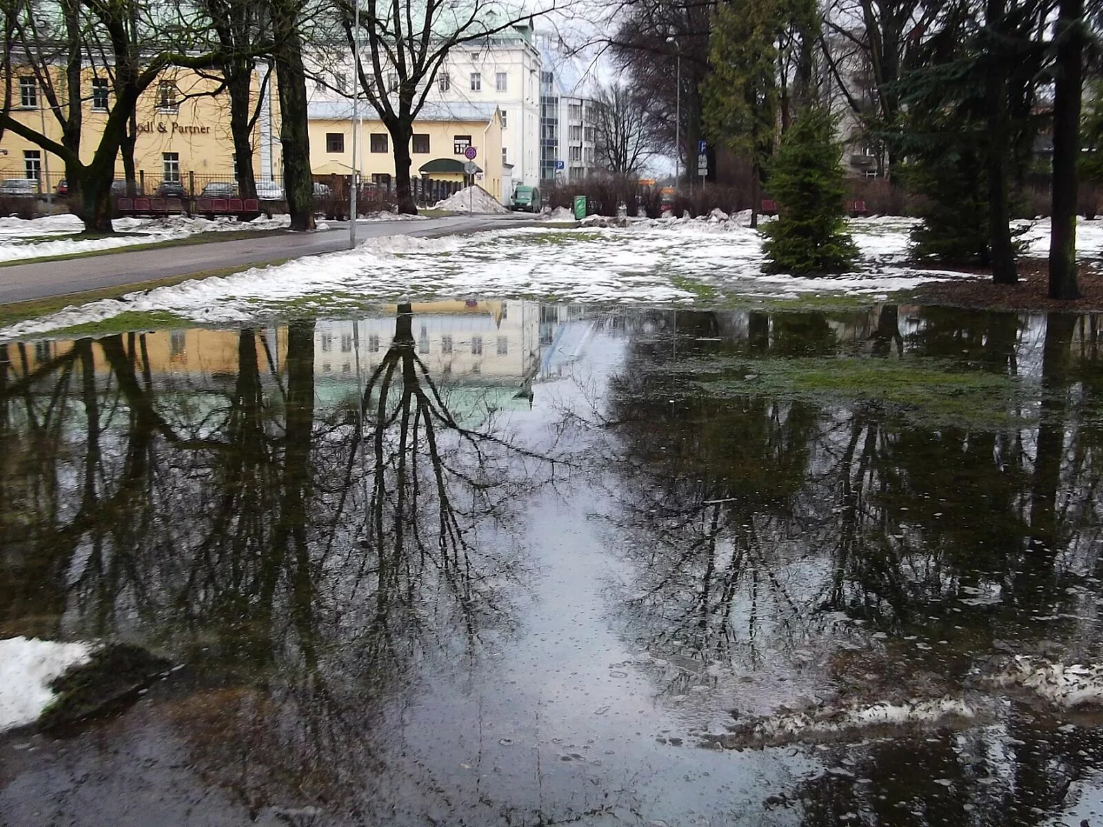 Питер зимой слякоть. Оттепель зимой в городе. Потепление зимой. Серые зимние дни в городе. Оттепель зимы в городе.