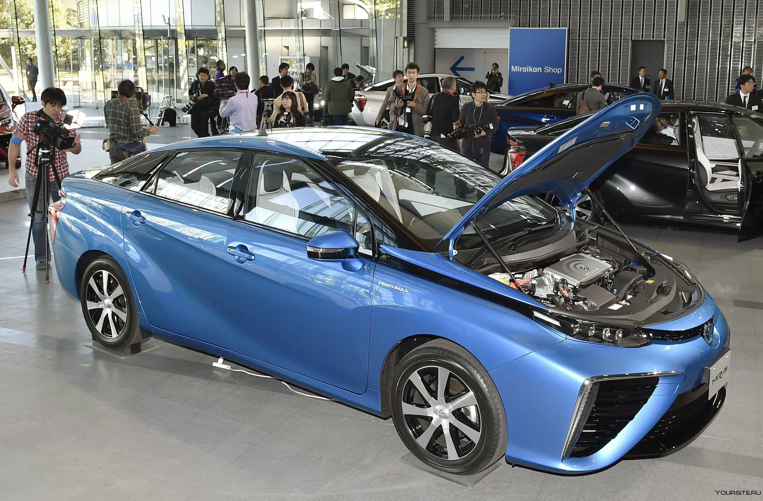 Водородные авто. Toyota Mirai 2. Водородная Тойота Mirai. Toyota Mirai двигатель. Toyota Mirai 2021 двигатель.