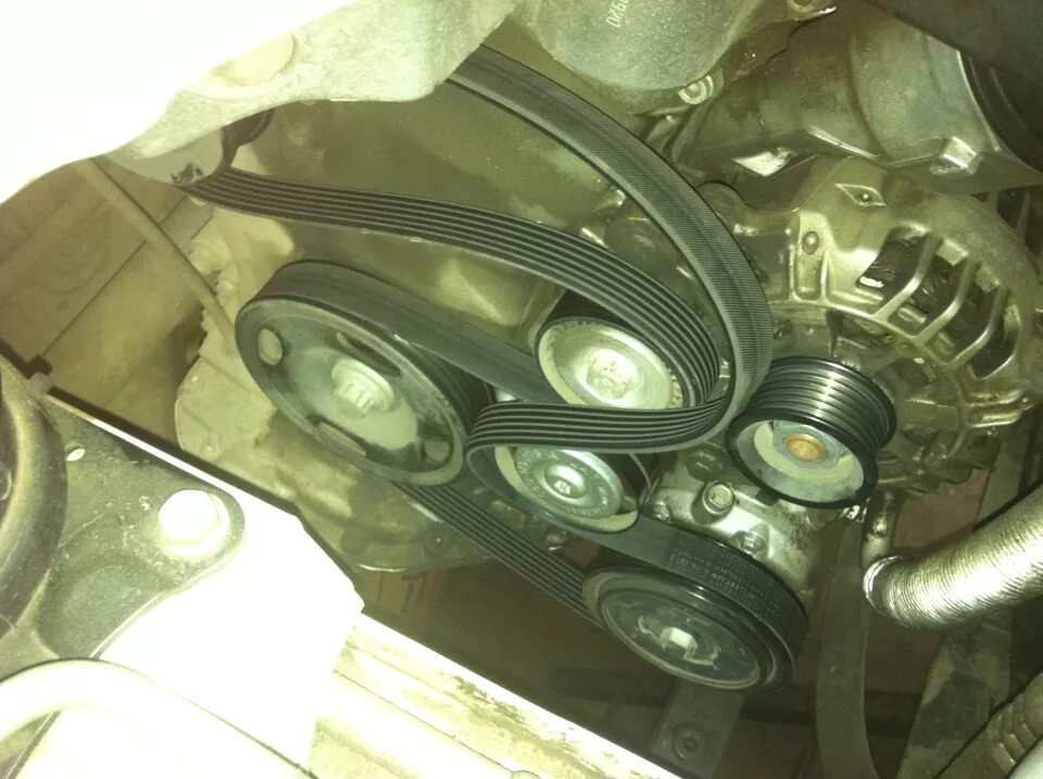 Ремень генератора а5. Обводной ремень skoda fabia 1.6. skoda fabia 1.2 ремень генератора. ремень шкода фабия 1.2 с кондеем. ремень генератора skoda fabia 1.4.