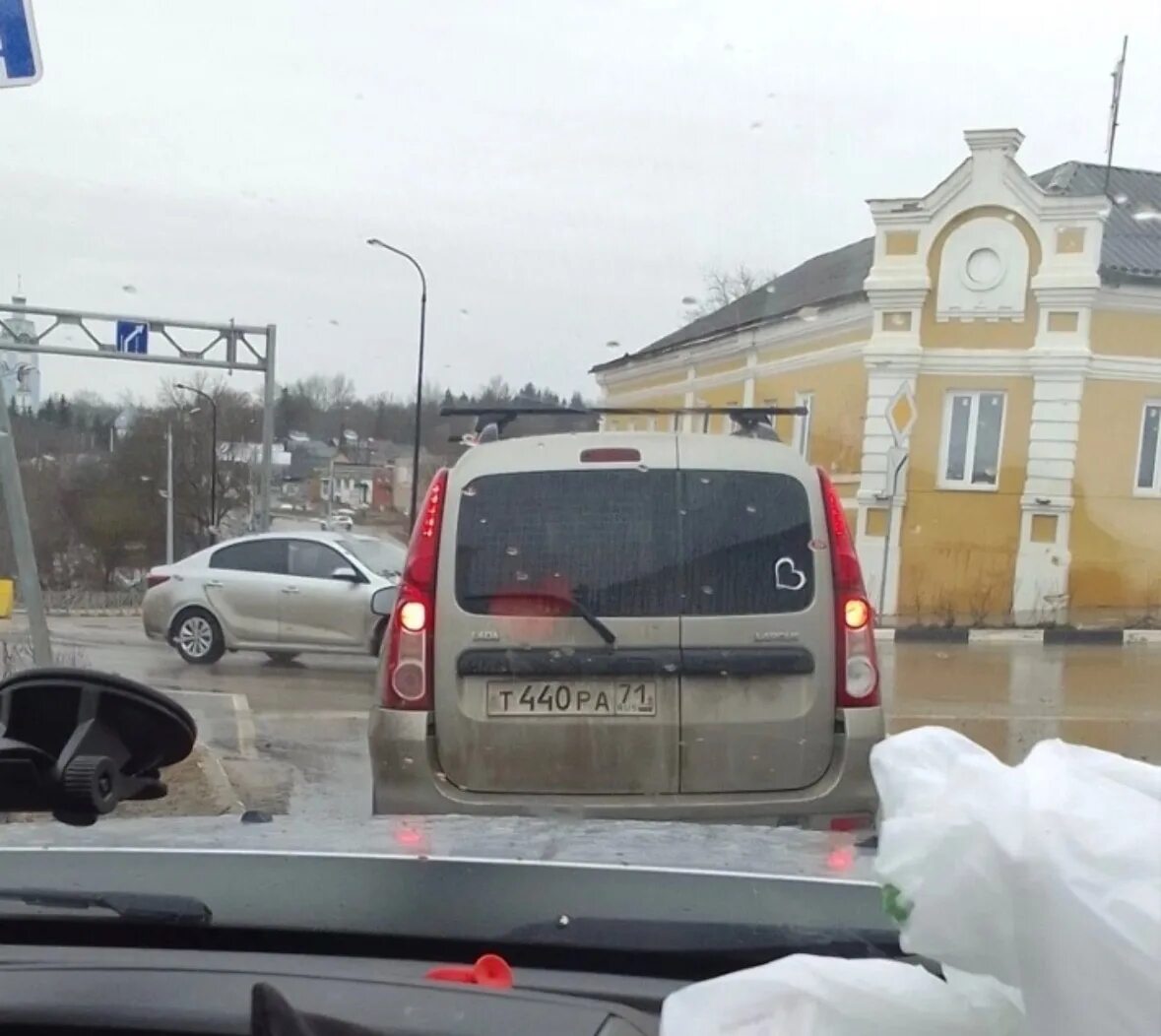 Подслушано ефремов вконтакте. Машина на дороге. Знаки на дороге. Водительские знаки на дороге. Вывеска на дороге.