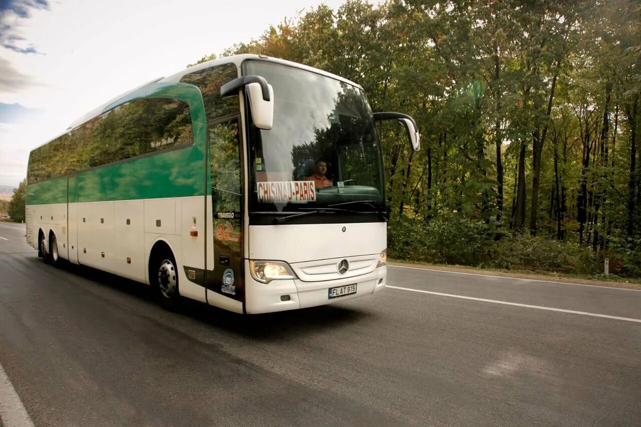 Dar pentru moldova. Кишинев Молдова автобус Mercedes. Кишинев Париж автобус. Paris Moldova автобусы. Транспорт Париж Кишинев.