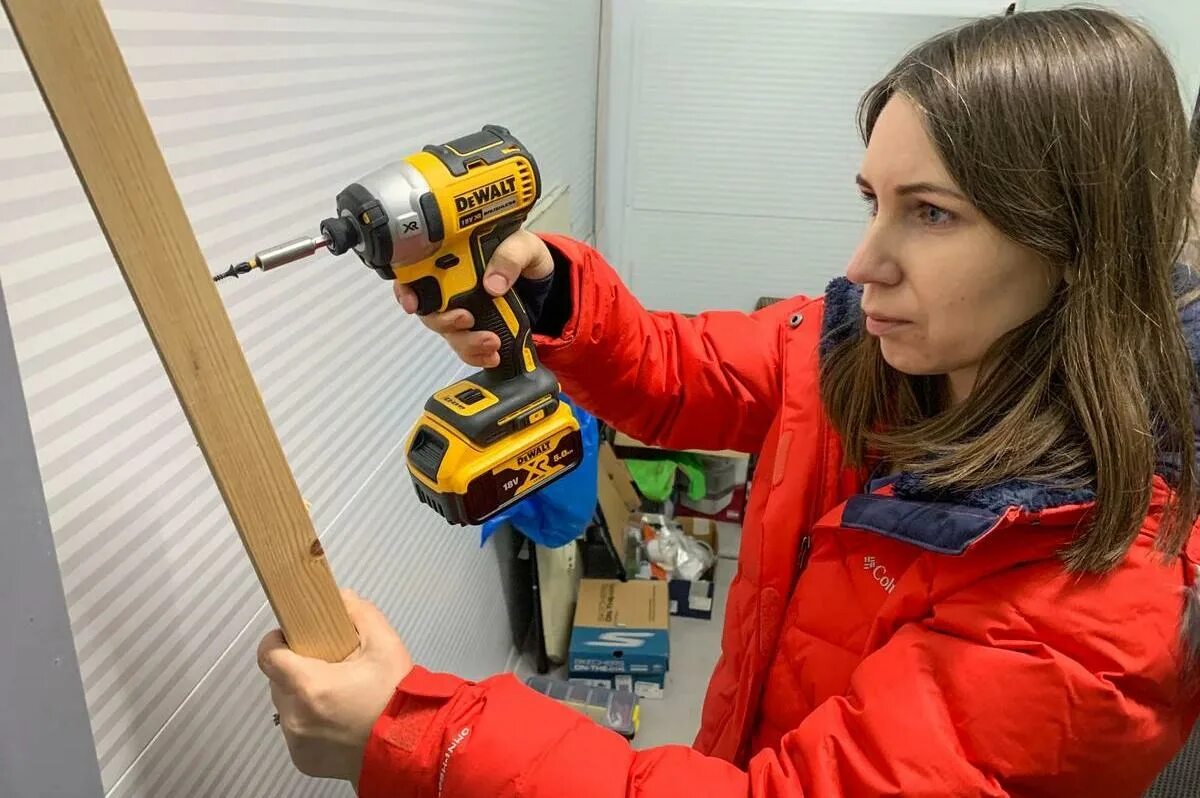 Как работает шуруповерт. Деволт импакт 850. dewalt 850 импакт. с шуруповертом. пользование дрелью шуруповертом.