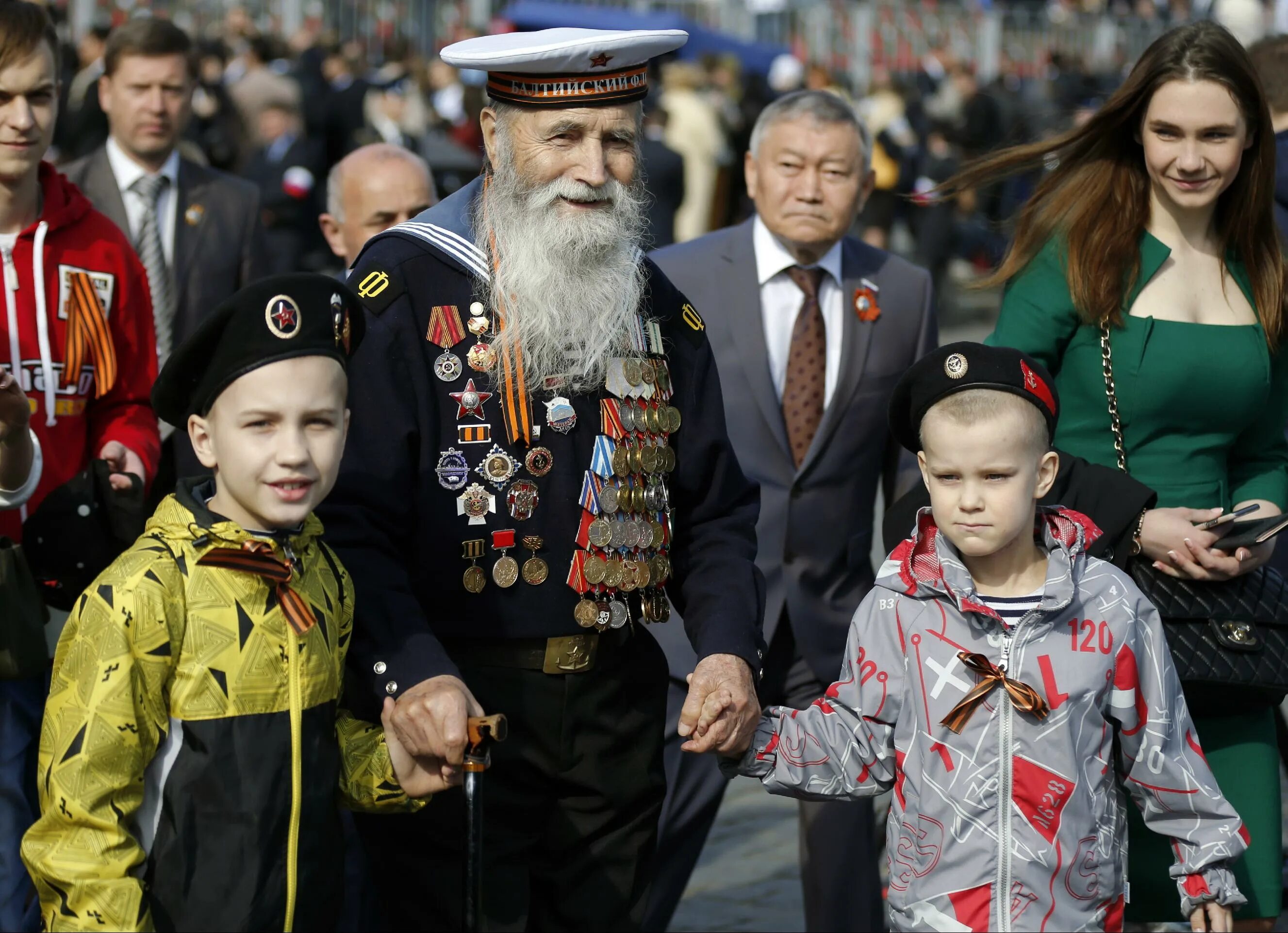 Вместе с дедом на парад песня. Дети на параде Победы. С дедом на парад. Ветераны и дети. Ветераны с внуками на параде.