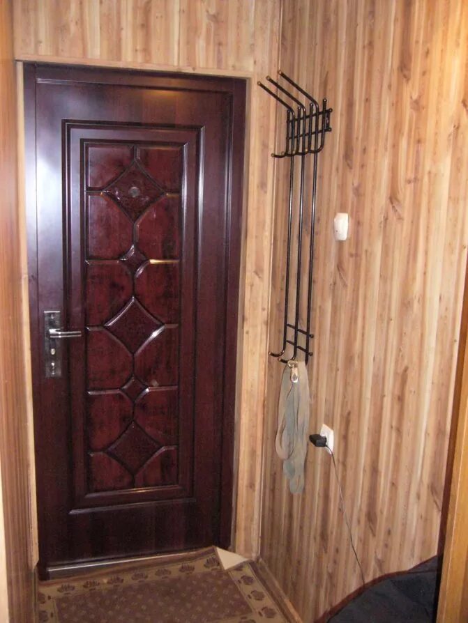 Деревянные панели в прихожей. Мдф панели в коридоре. Отделка прихожей панелями мдф. Стеновые панели в интерьере прихожей. Отделка прихожей панелями мдф.