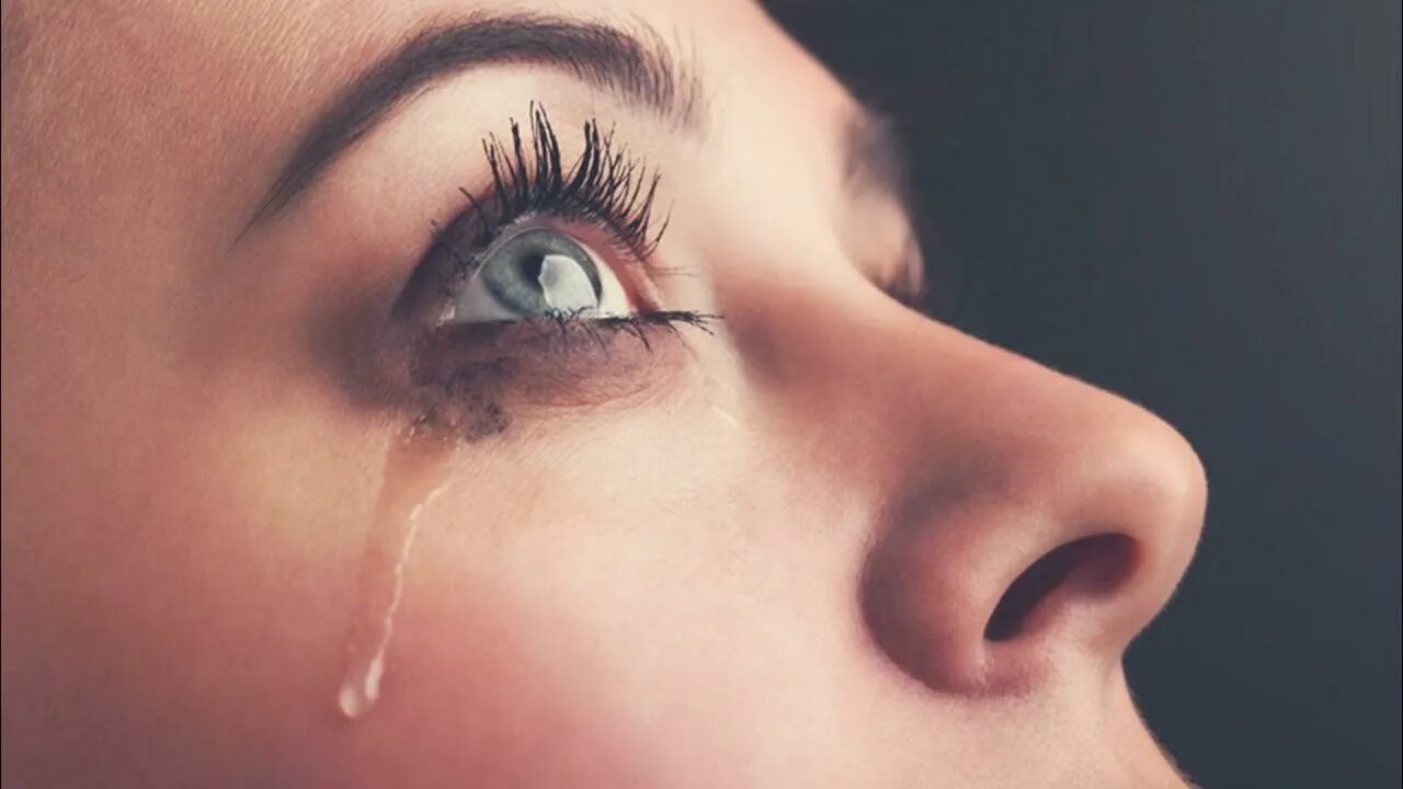 Плакать во сне со слезами. Фото слез. Слезы фото. Фото слезы на глазах девушки. Девушка плачет крупный план.