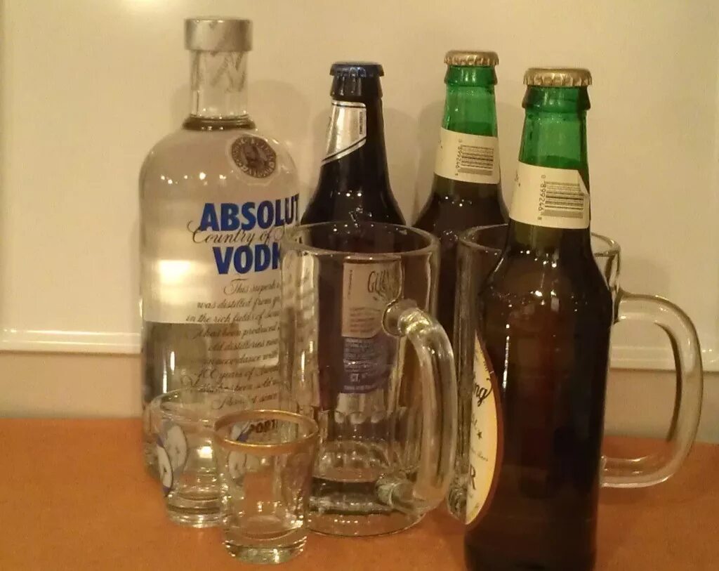 на столе стоит бутылка. стеклянная бутылка для воды. на столе стоит бутылка а в бутылке лилия исполнитель. бутылка зеленое стекло. на столе стоит бутылка.