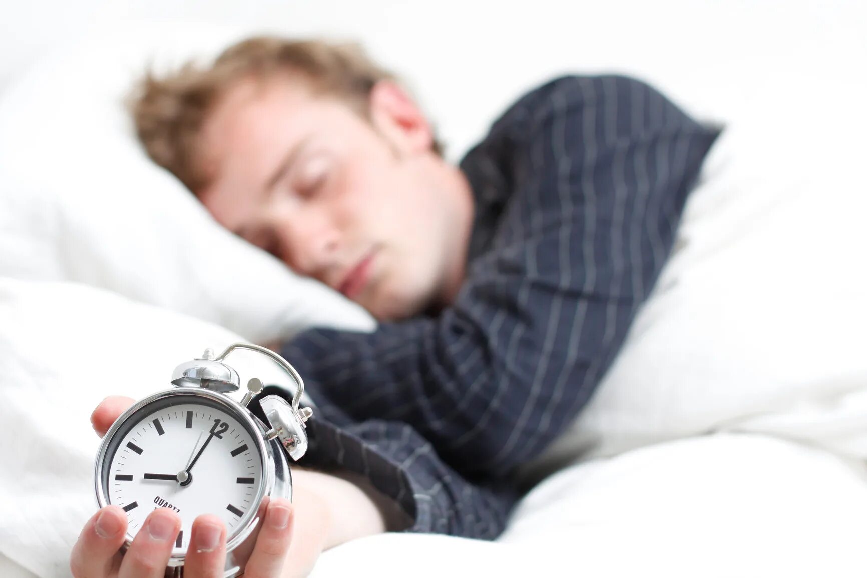 U sleeping. Спящий человек. Человек будильник. Спит будильник. Полноценный сон.