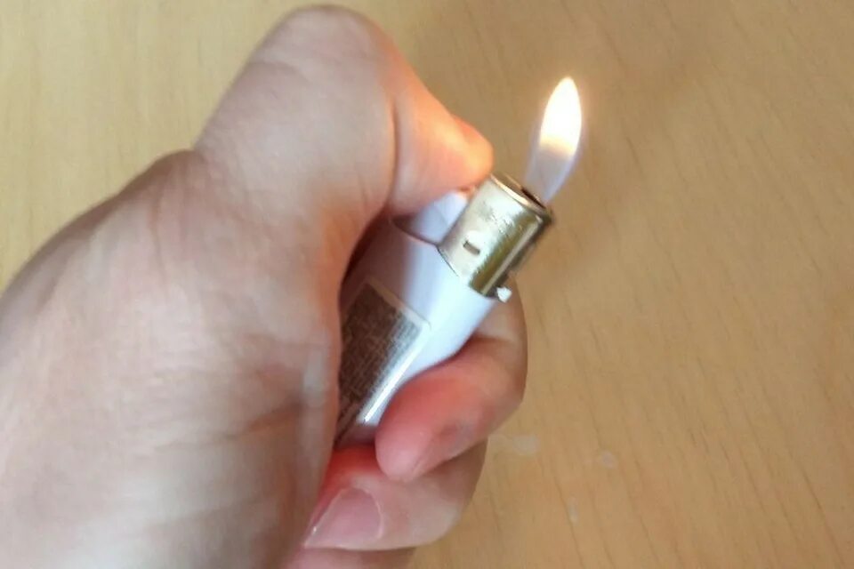 Зажигалка. Зажигалка для сигарет электронная беспламенная usb. Зажженная зажигалка. Zippo classic 207. Бензиновая зажигалка зиппо классик 207.