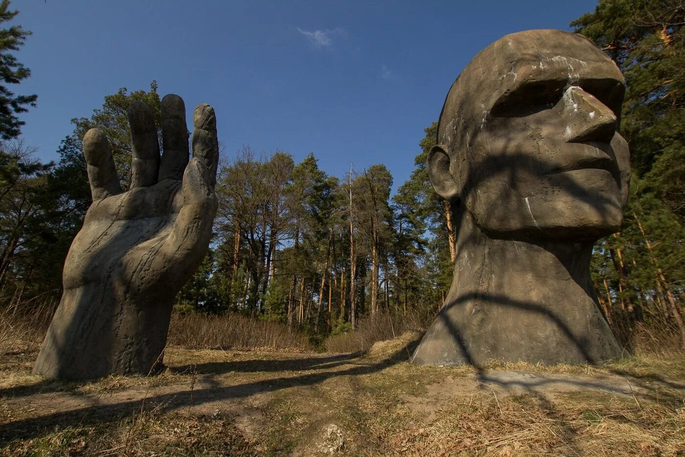 Загадочный район. Колокшинский истукан Владимирской. Памятник Рублевские зори Колокша. Рублевские зори Владимирская область памятник. Истукан в Колокше Владимирской области.