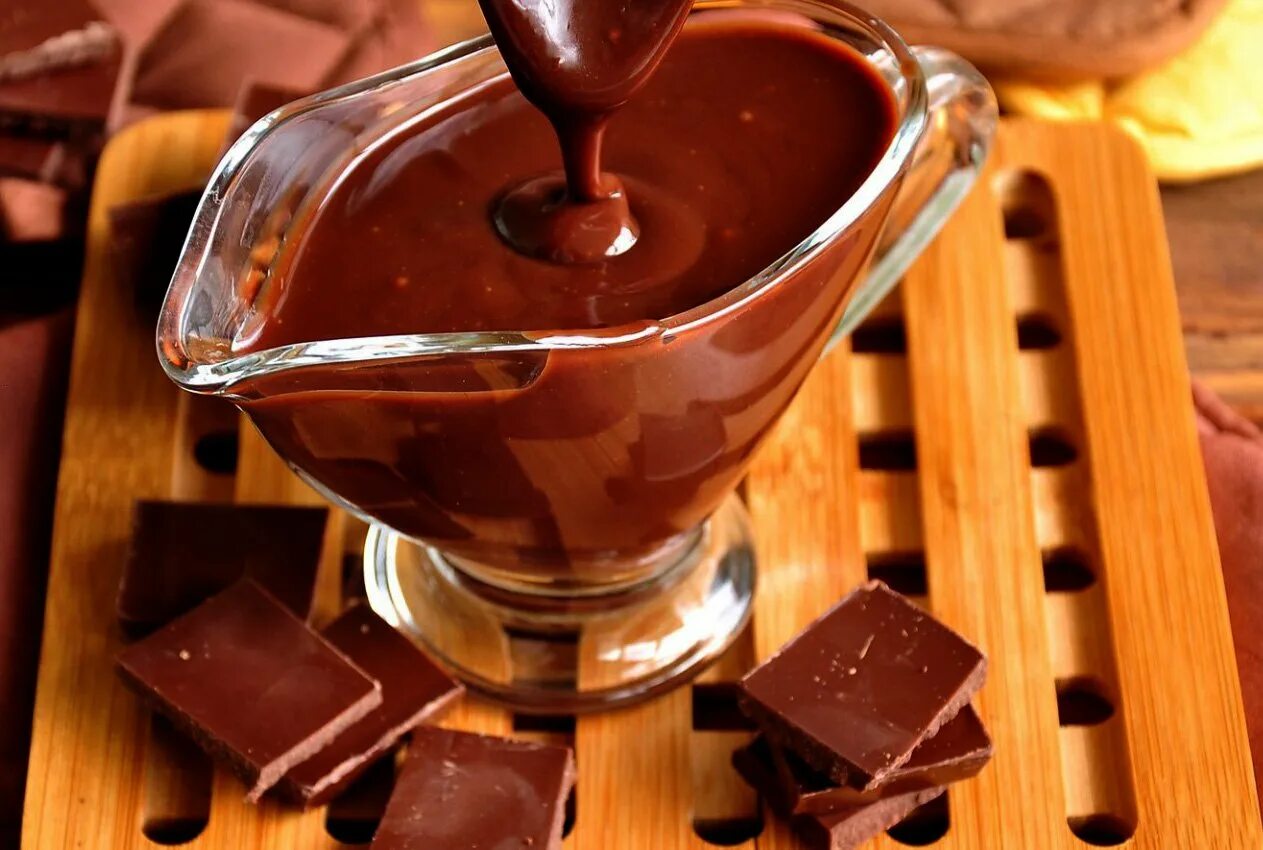 сироп для промочки полуфабрикат. какао масло и сахар. ганаш на темном шоколаде. шоколадный крем с маскарпоне. домашний шоколад.