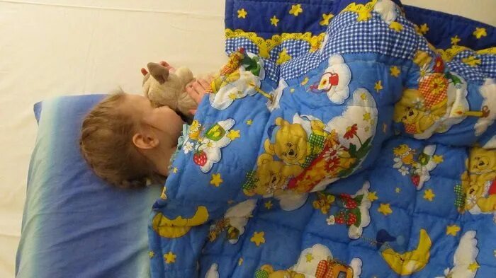 Укрытие детей. Тяжёлое одеяло для сна для детей. Тяжелое одеяло для грудничка. Малыш укрыт в одеяло. Тактильное одеялко для засыпания ребенка.