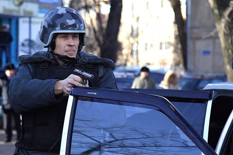 пермский государственный университет стрельба. подросток с пистолетом. открыл стрельбу. выстрел с травматического пистолета. мужчина открыл стрельбу на дороге.