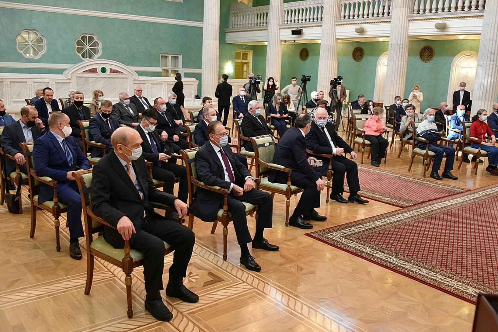 Награждение губернатором Свердловской области. Зал президента. Награждение губернатора Свердловской области 2022. Куйвашев вручил государственные награды. Губернатор вручил награды