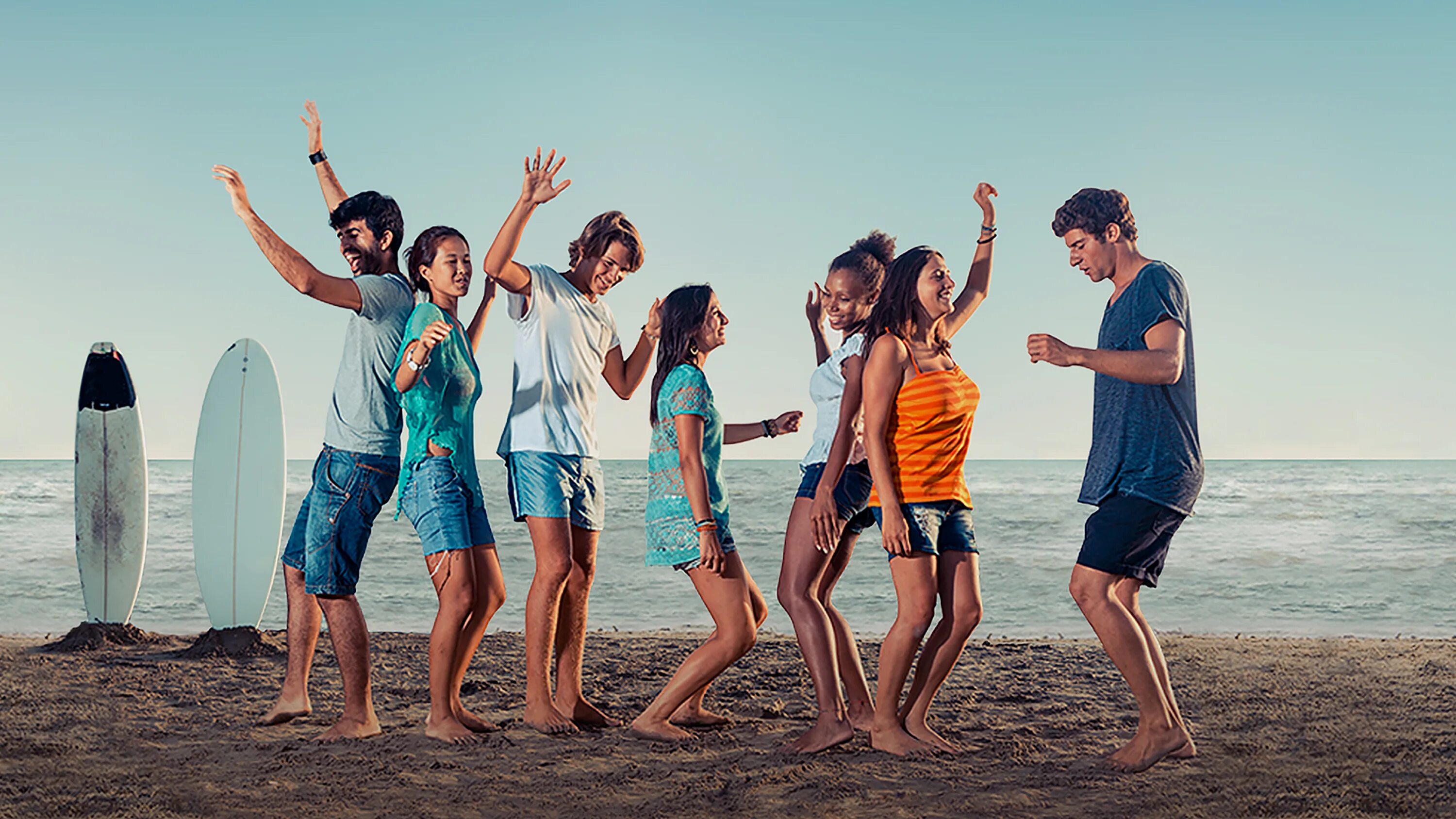 Young having fun. Пляжная вечеринка. Люди на пляже. Лето пляж люди. Друзья на море.