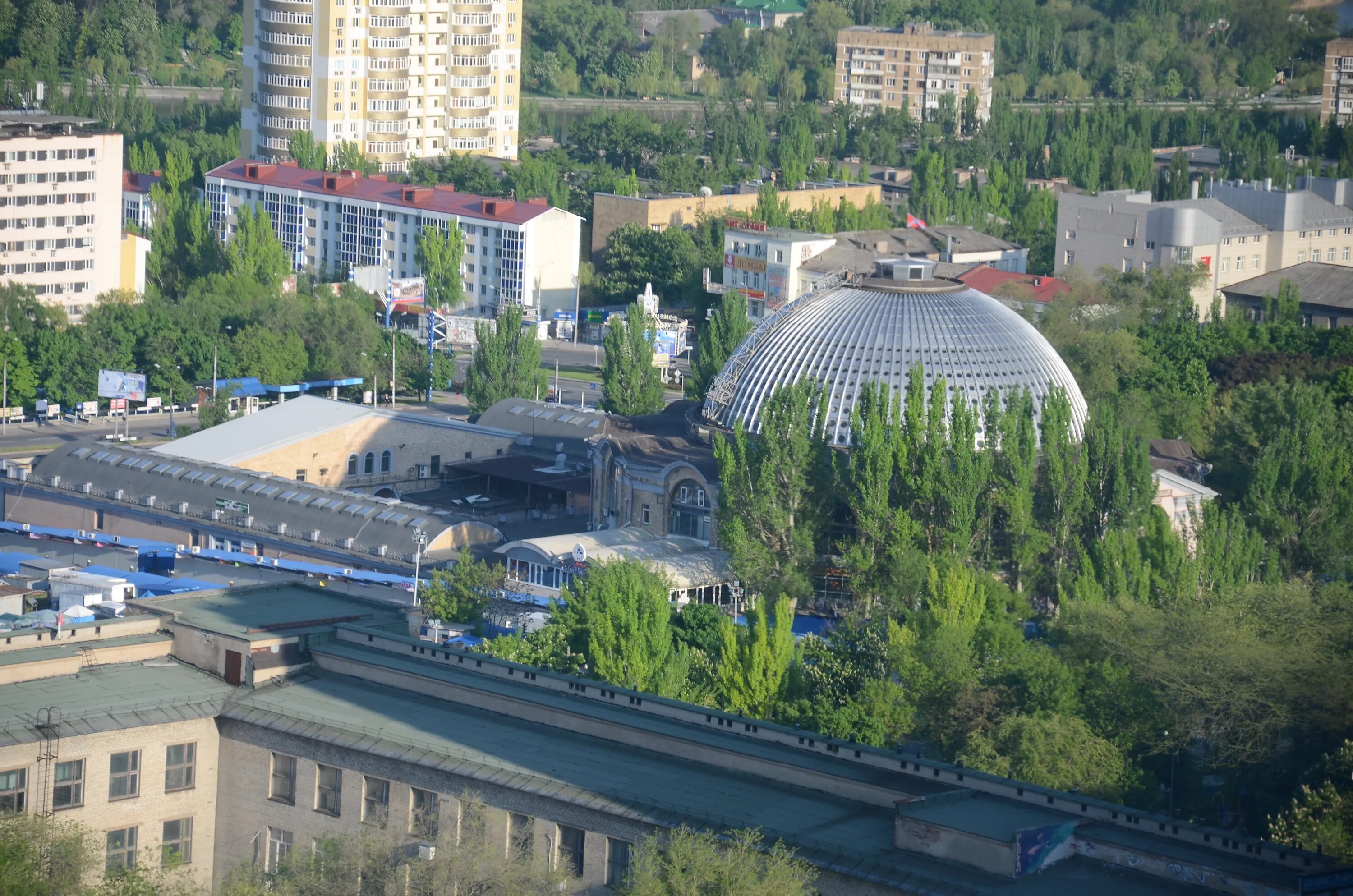 Мост на проспекте ильича скульптуры. Аэропорт донецк 2021. Донецк 2015 панорама. Донецк 2015 фото. Город хомс сирия до войны.