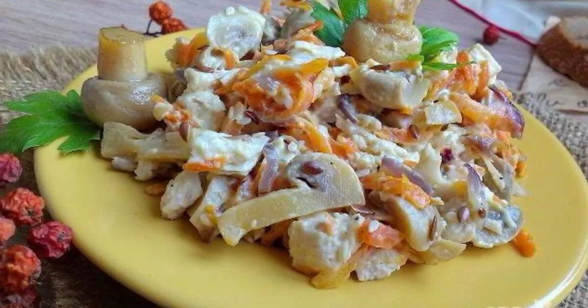 Салат куриный с грибами. Салат с курицей и грибами. Салат с куриным филе и грибами. Салат с жареными грибами.