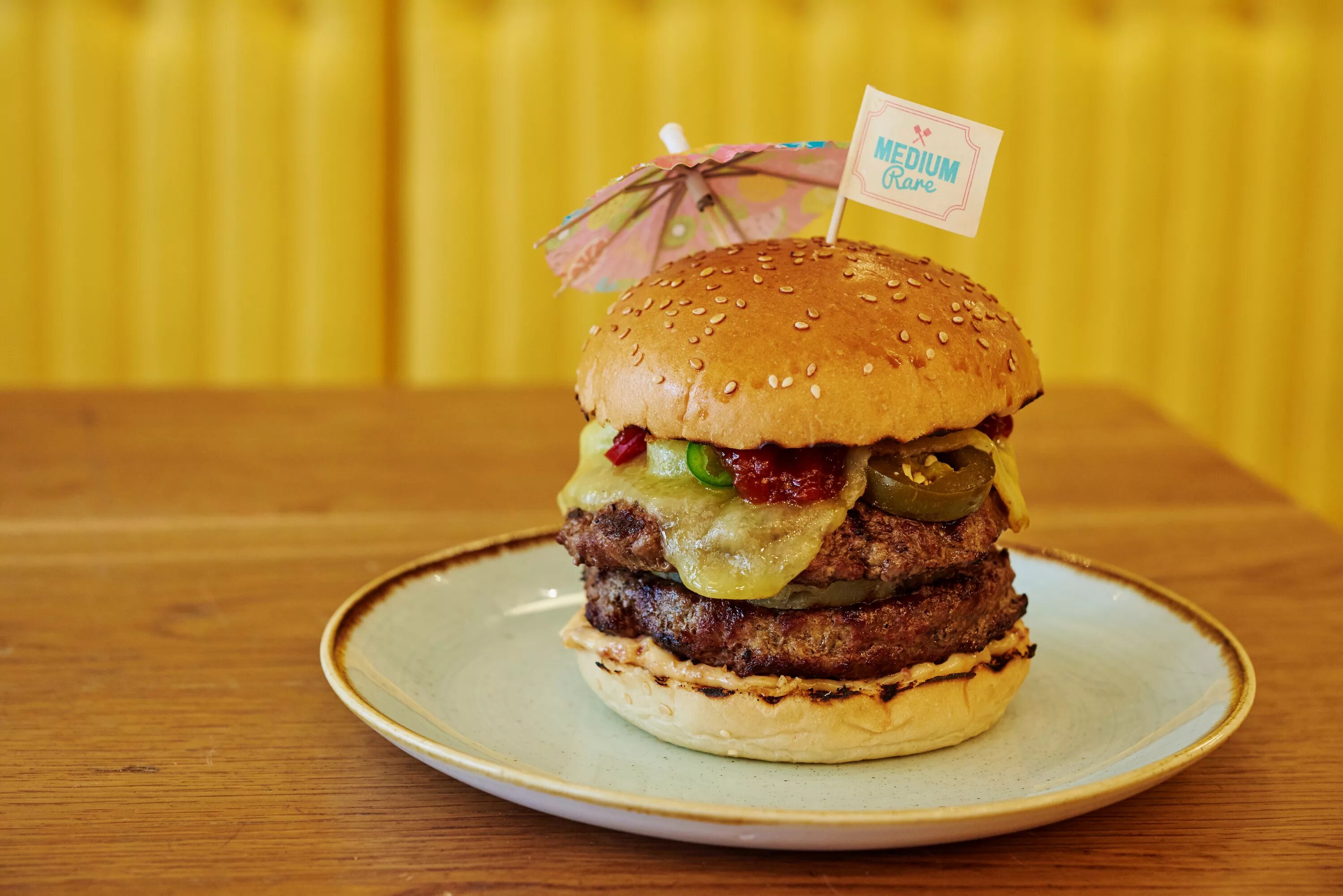 бургер. бургер с халапеньо в макдональдсе. биф бургер макдональдс. бургер прайм оранжевый. растительное мясо beyond meat.