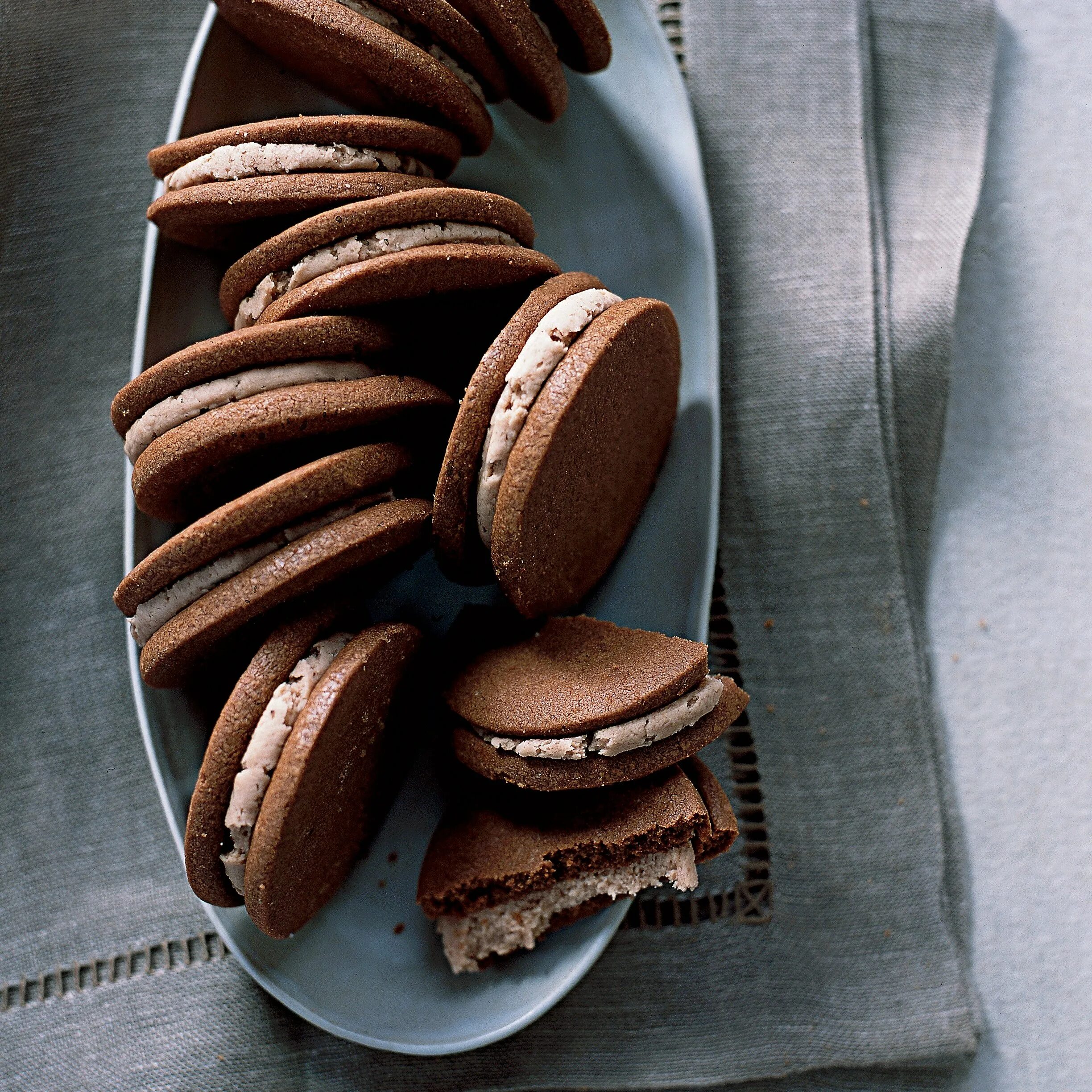 Печенье cookies с шоколадом. Печенье американо кукис. Печенье в Америке. Печенье американо шоколадное. Печеньки с шоколадом.