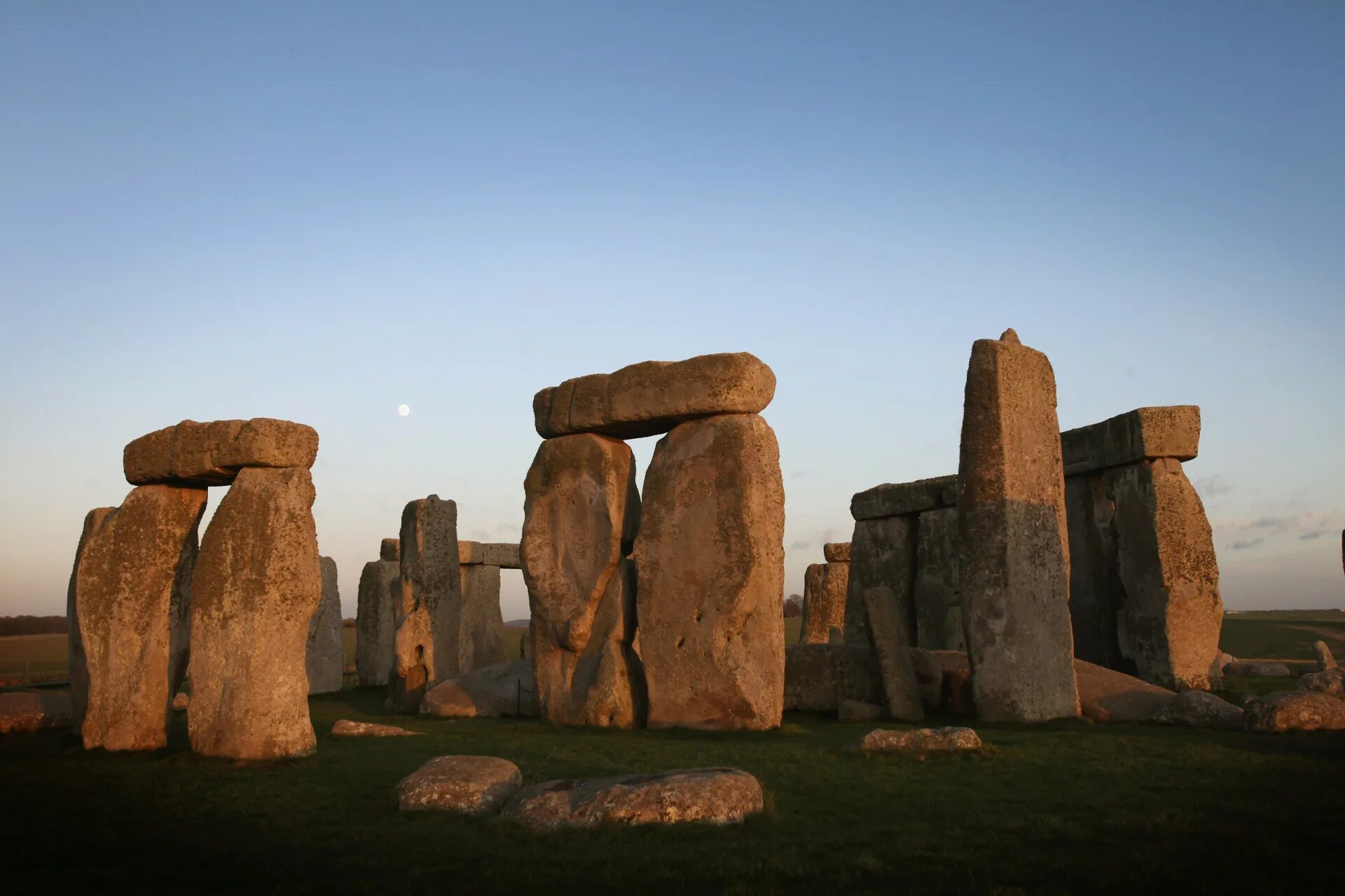 The famous stonehenge. Кромлех Стоунхендж. Кромлех Стоунхендж Англия. Мегалитические сооружения Стоунхендж. Стоунхендж мегалиты Великобритании.