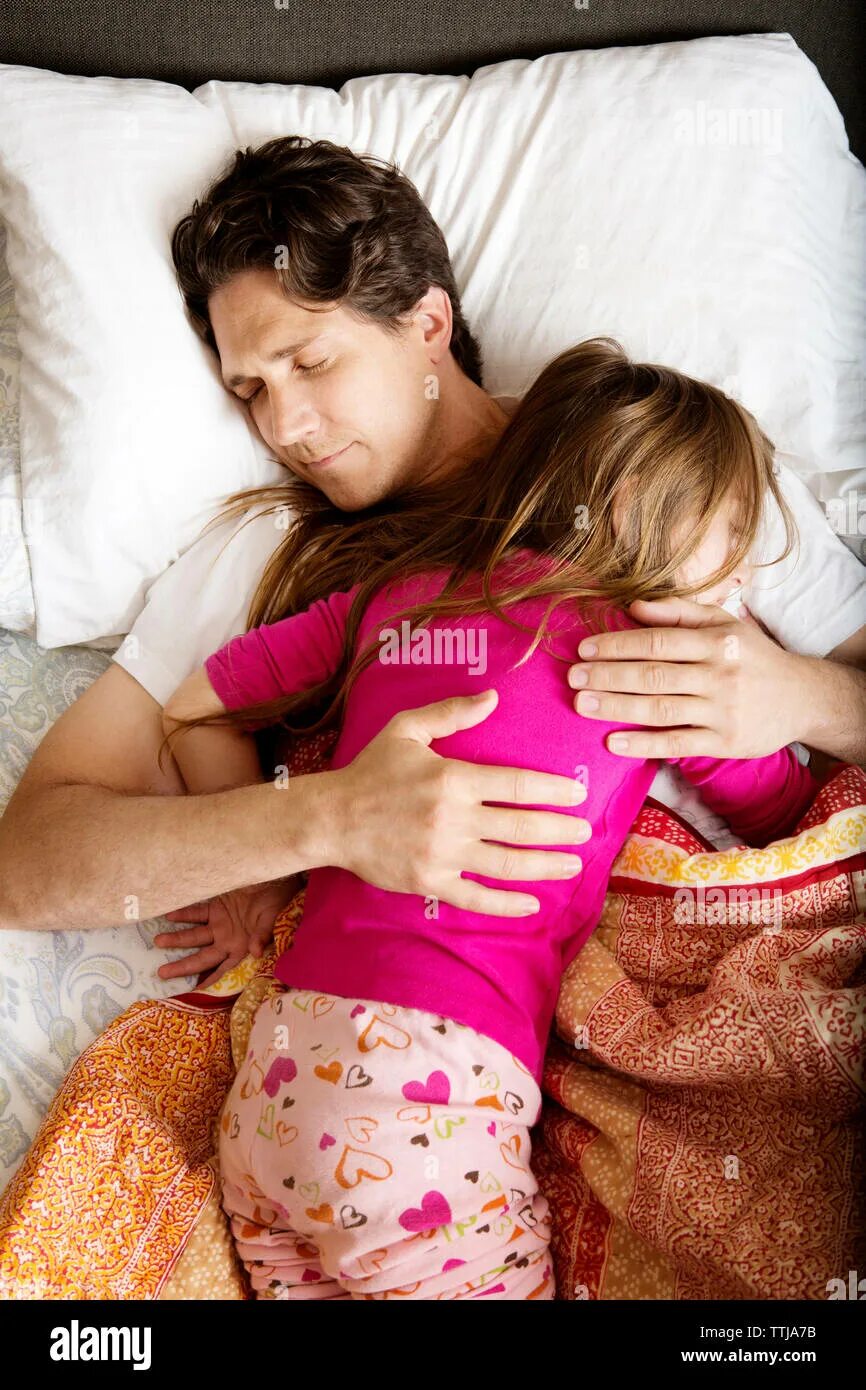 Спящие дочери. Daughter daddy sleep. Девочка с папой в кровати. Папа с дочей спят. Daddy and дочь.