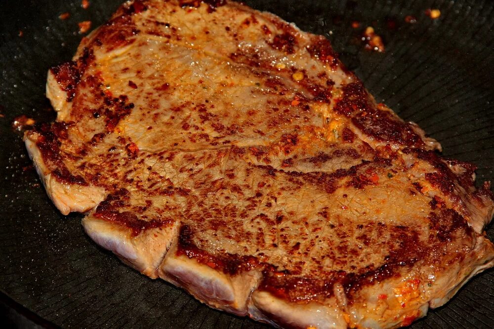 Мясо по абхазски с овощами. Мясо по абхазски. мясо по абхазски в духовке. говядина по абхазски. мясо на сковороде с огнем.
