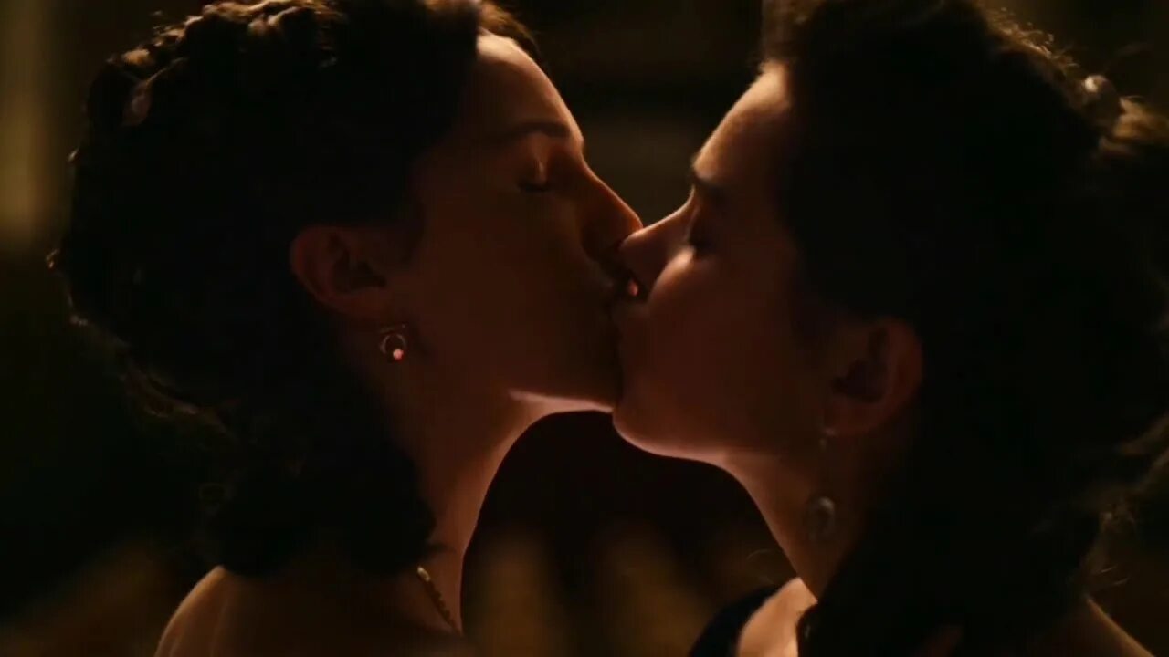 Хейли Стайнфелд Kiss. Elles lesbian