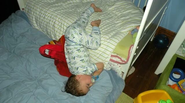 Сползла с кровати. Человек сползает с кровати. Планка у новорожденных. Картинки детей сползающих. Bed falling