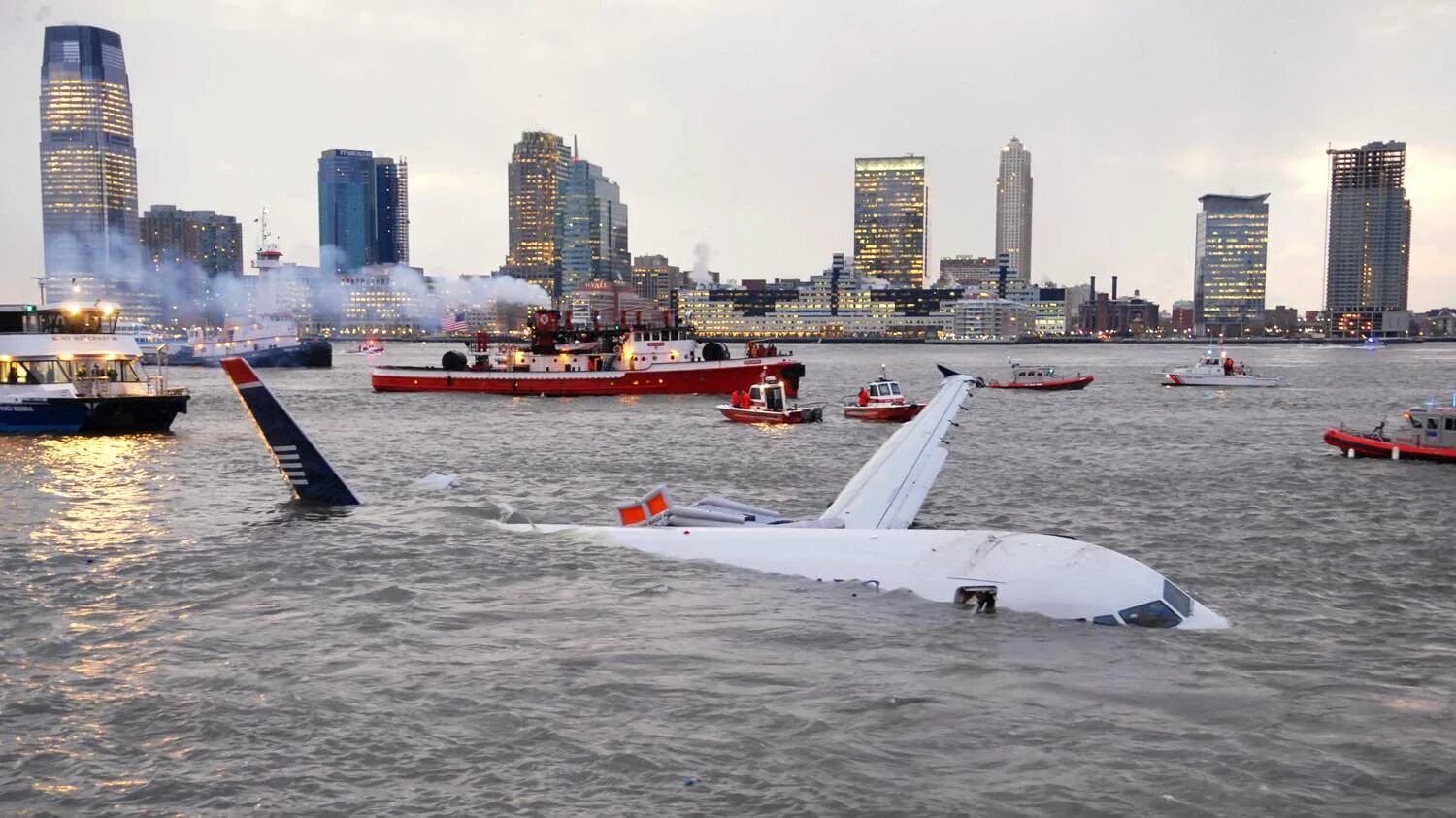 Hudson river plane crash. Аварийная посадка a320 на Гудзон. Самолёт на Гудзоне 2009. Ту 124 на Неве. Нью Йорк 2009 Гудзон.