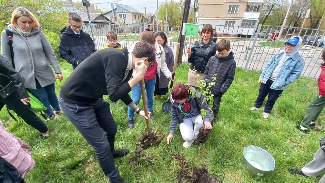 Родительский день 2024 в иркутской области. Школьный двор. Школьный двор Россия. Сад памяти детей. Сады памяти об акции детям.