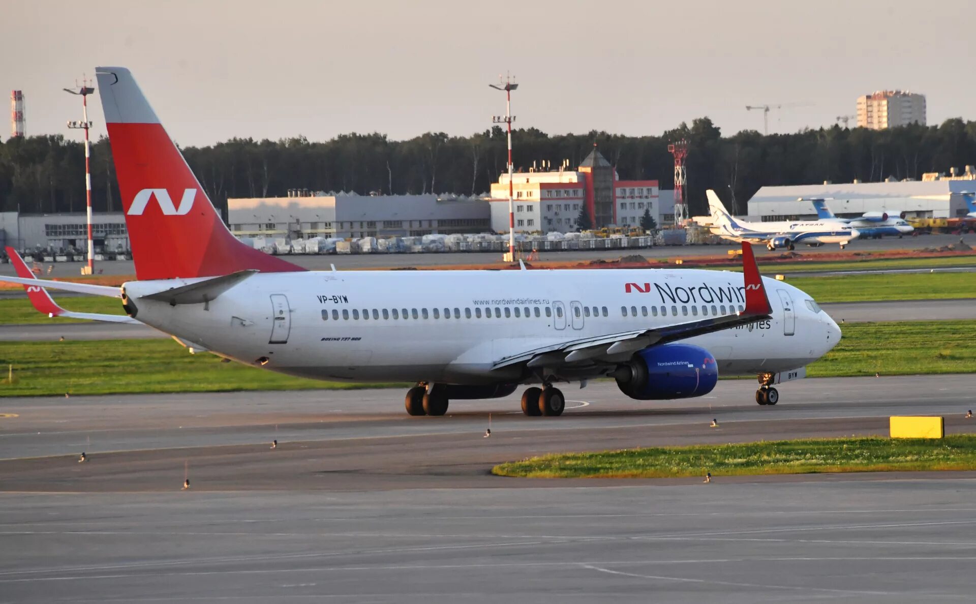 Северный ветер какие самолеты. Боинг 737-800 норд винд. норд винд авиакомпания боинг 737. самолёт северный ветер боинг 737-800. в 737 самолет норд винд.