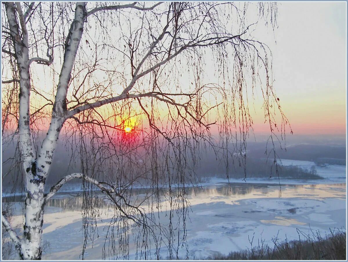 Оттепели все чаще но пока ночи морозны. Рассвет ранней весной. Весеннее солнце. Солнце ранней весной.