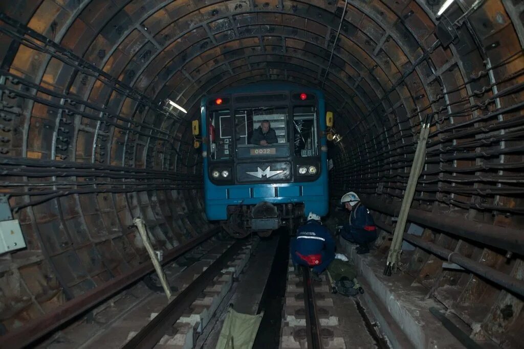 Перед входом в тоннель пассажирского поезда. Туннель Новосибирского метрополитена. Вагоны Новосибирского метрополитена. 81 717 Новосибирск метро. Тоннель метро Новосибирск.