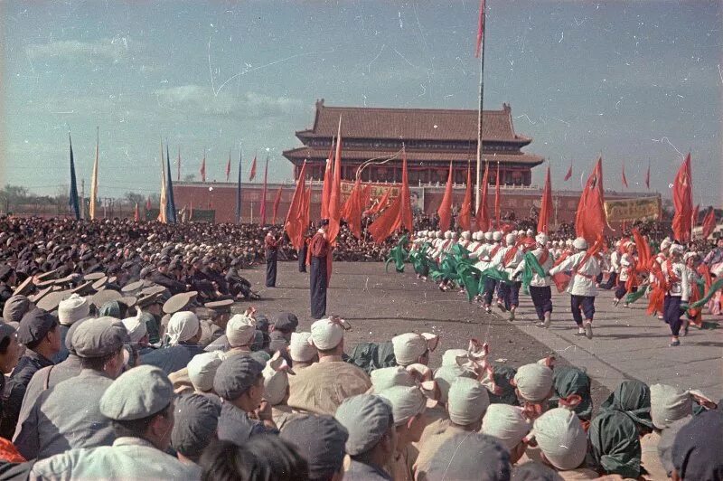 Китайская народная республика есть. Провозглашение китайской народной Республики 1 октября 1949 г.. Мао Цзэдун на площади Тяньаньмэнь 1949. Мао Цзэдун провозглашает образование КНР. Провозглашение Мао Цзэдуном китайской народной Республики.