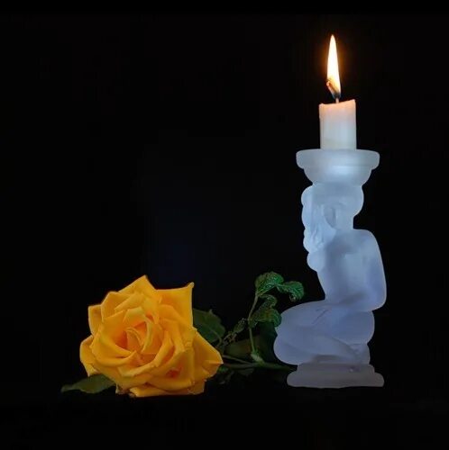 руны на свечке. руны квеорт на свече. поминальная свеча и цветы. сальные свечи. свечка автор.