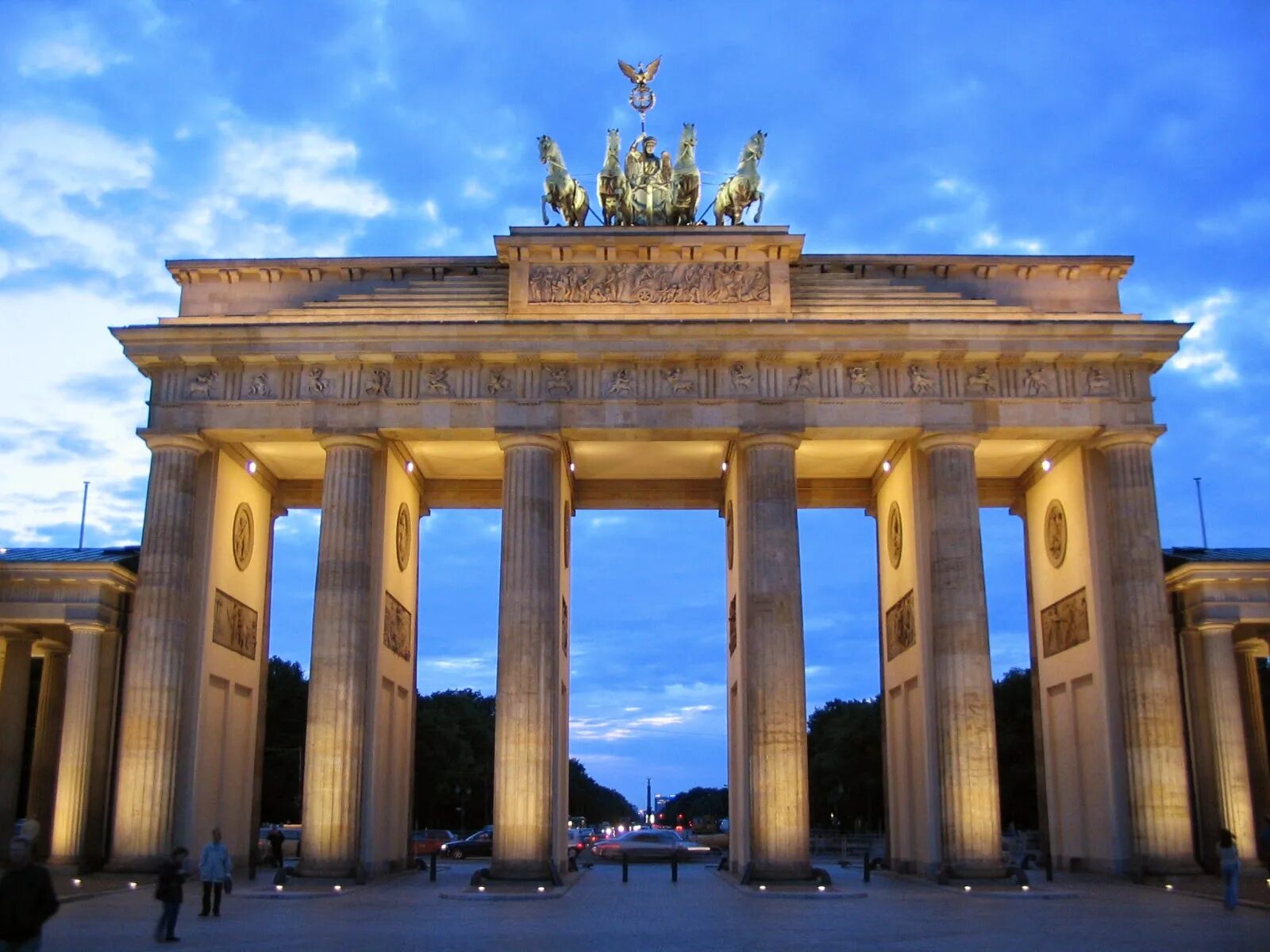 Какие достопримечательности есть в германии. Бранденбургские ворота. Бранденбургские ворота Берлин Германия. Бранденбургские ворота (Brandenburg Gate). Триумфальные ворота в Берлине.