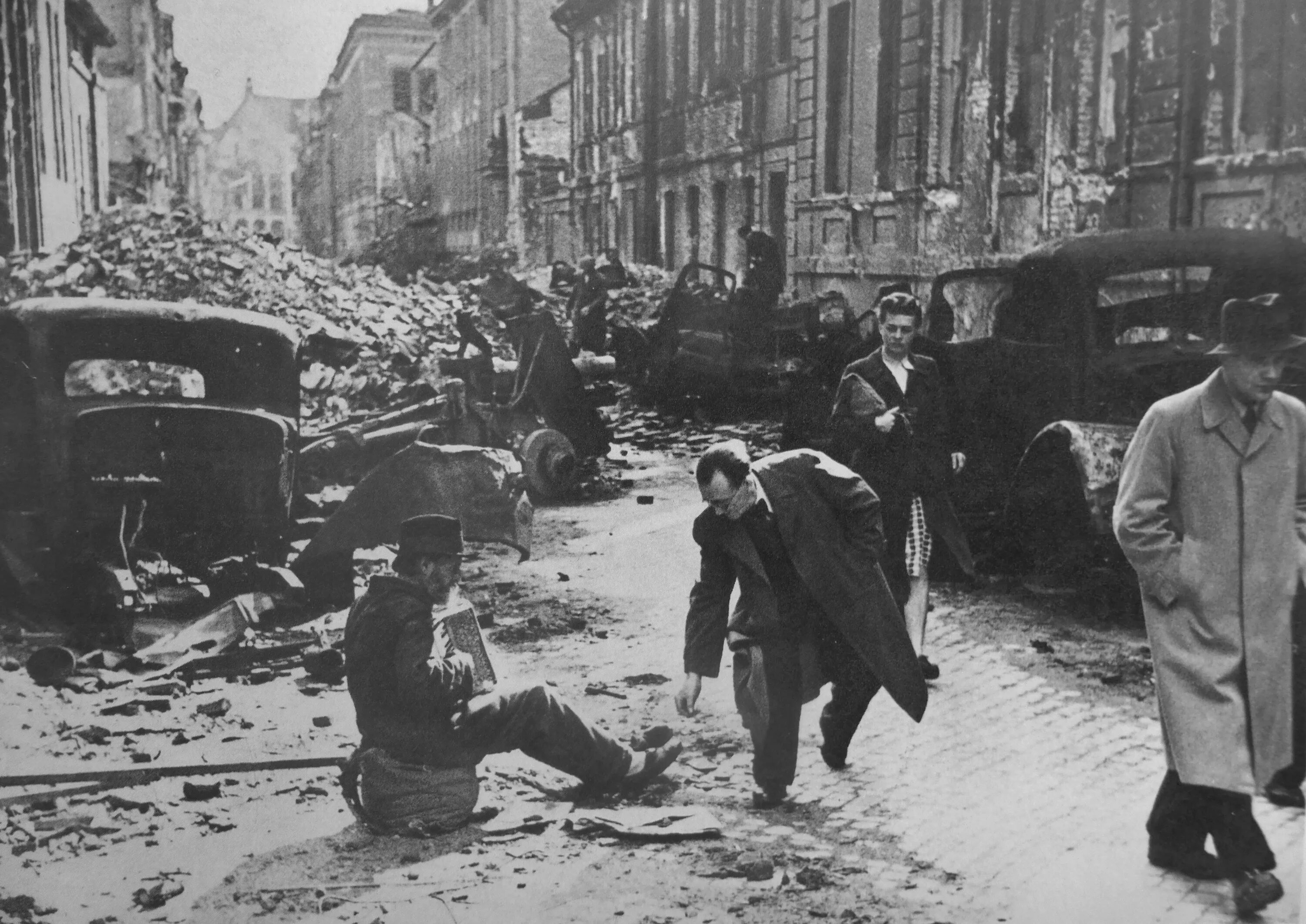 Германия после 1945. Берлин после войны 1945. Берлинские улицы в 1945. ВОВ Берлин 1945 руины.