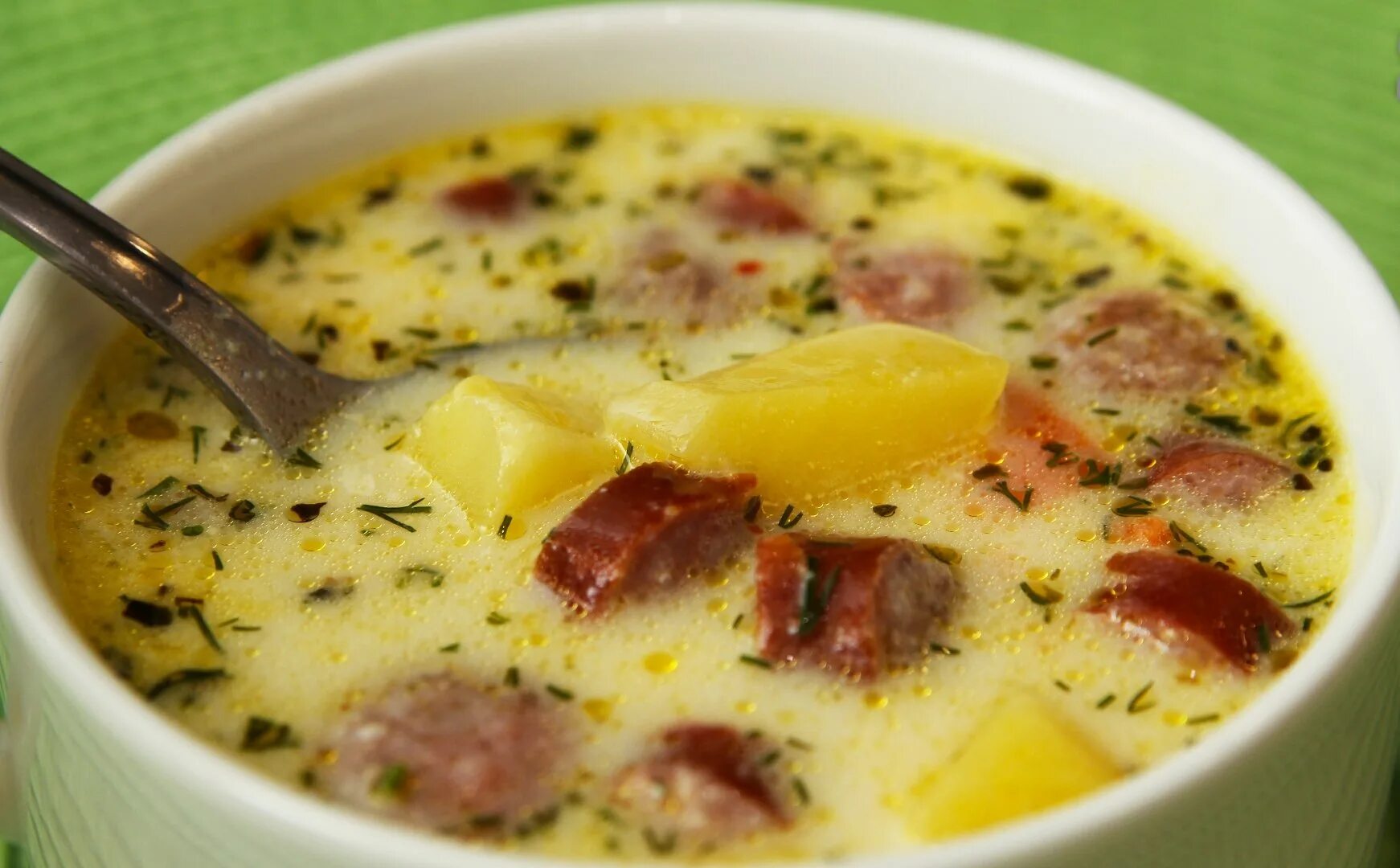 Суп с плавленным сыром и колбасой рецепт. Суп с охотничьими колбасками и плавленным сыром. сырный суп с копченостями. сырный суп с копчеными колбасками. суп с плавленным сыром и колбасой.