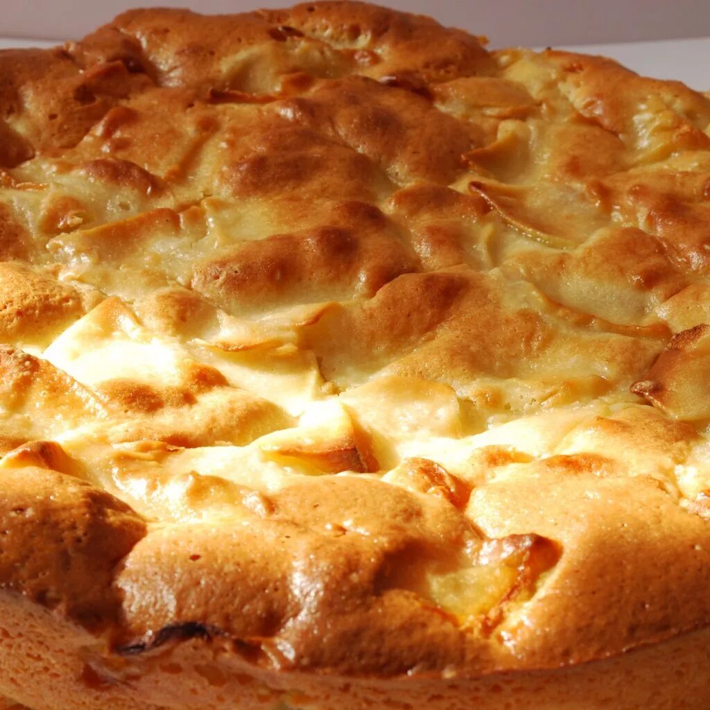 Рецепт вкусного пирога в духовке. Шарлотка. Пирог шарлотка с яблоками. Шарлотка пышная с яблоками. Пирог с яблоками в духовке.