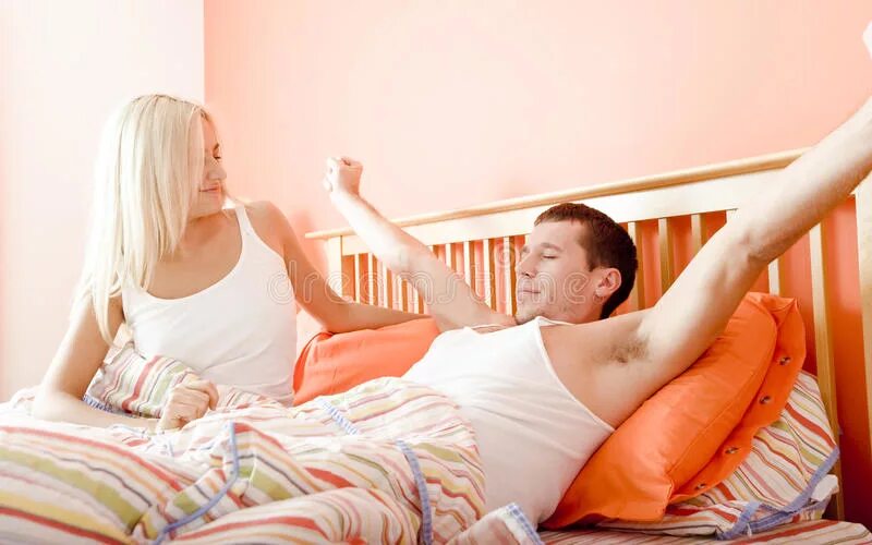 Потягушки в кровати мужчине. Удивление в постели. Утро с незнакомой девушкой. Женщина утром. Кофе в постель любимому.