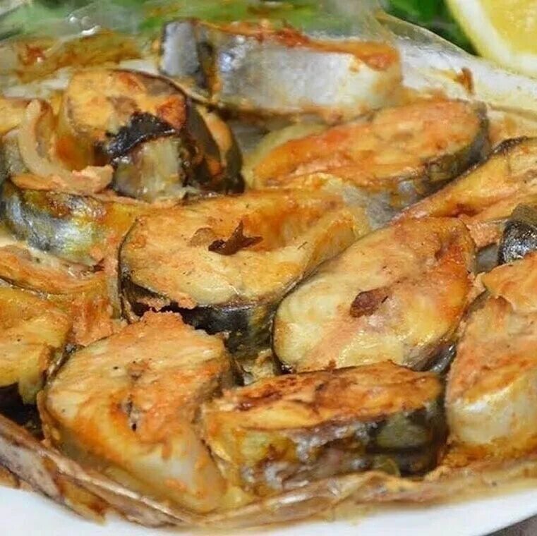 Скумбрия запеченная в духовке. Простые блюда из скумбрии. Простые блюда из скумбрии. Скумбрия в духовке с морковью и луком. Скумбрия запеченная.