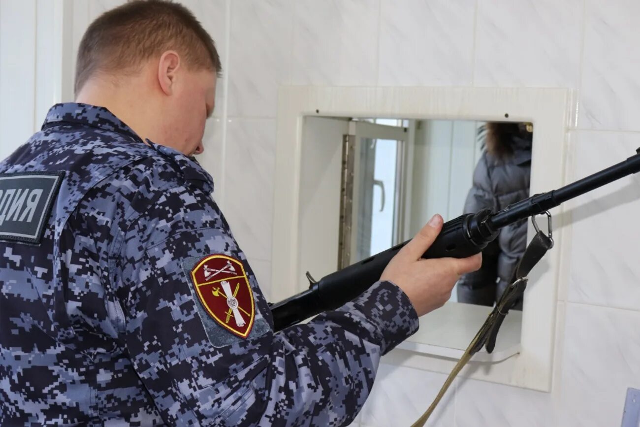 владельцам гражданского оружия. гражданское оружие росгвардия. сотрудник полиции с оружием. хранение оружия сотрудникам полиции. сотрудник полиции с оружием.