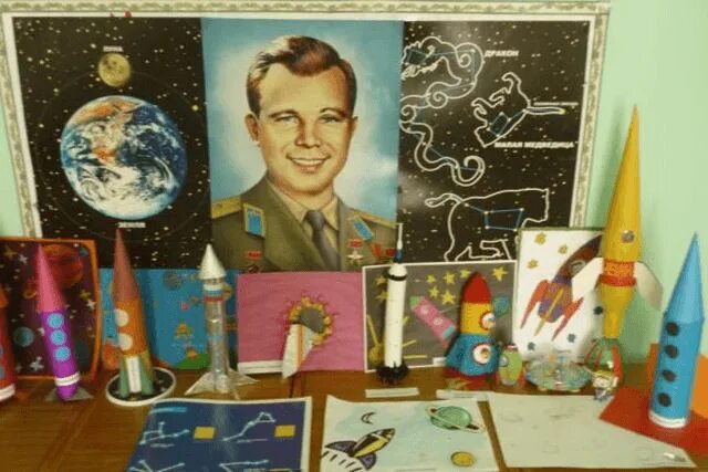 Первый космонавт средняя группа. Поделка ко Дню космонавтики в детский сад. Выставка в саду ко Дню космонавтики. День космонавтики в детском саду.