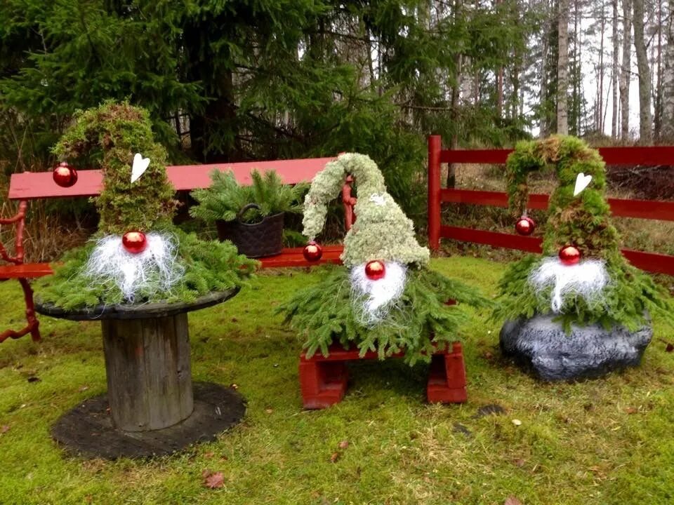 Гномики из еловых веток своими руками. Гном из еловых веток. гномик из сосновых веток. новогодний гном из еловых веток. гномики из еловых веток.