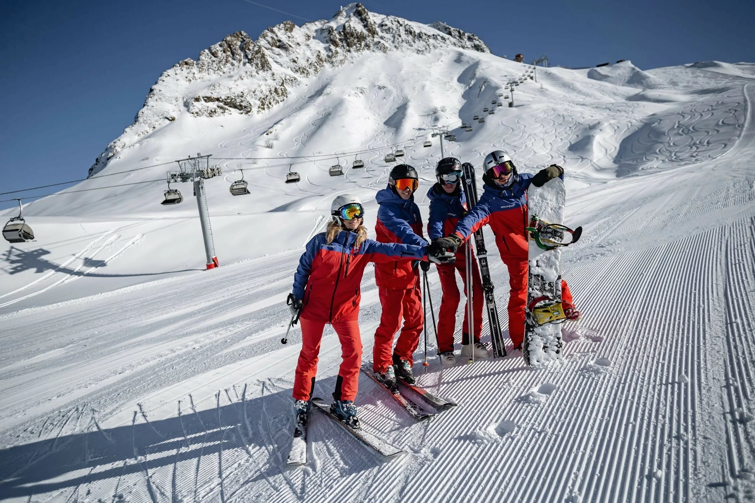 Вакансии горнолыжный курорт. Горные лыжи Сочи красная Поляна. Сочи красная Поляна лыжи. Сноуборд Сочи красная Поляна.