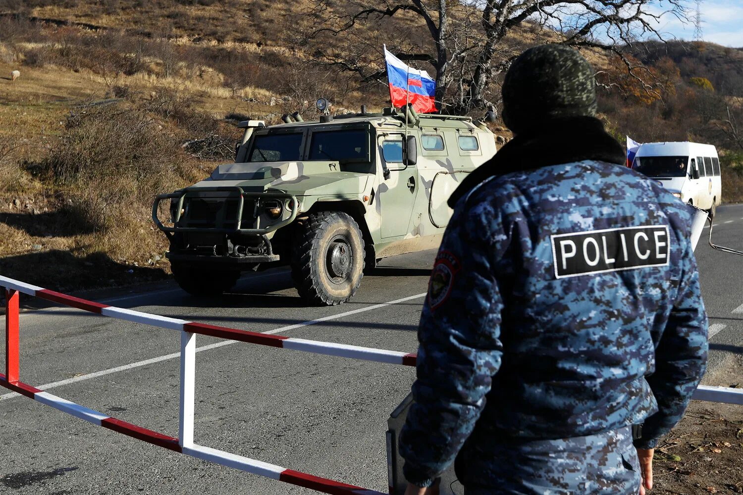 Граница азербайджана на машине. Миротворцы в Карабахе. Миротворцы в Арцахе. Армянские и российские солдаты.