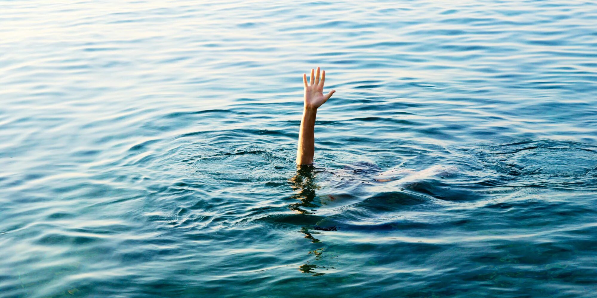 Вода в руках. Человек тонет в воде. Само в руки плывет. Море под водой. Человек в спасательном круге.