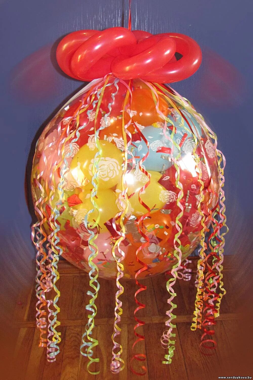 шар сюрприз с конфетти. игрушка в шарике воздушном. как сделать шарик сюрприз. шар-сюрприз. шарики на потолке.